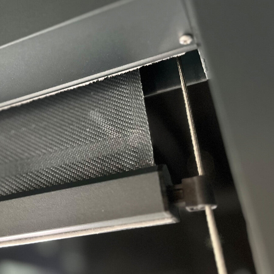  Voorbeeld van een staaldraad geleiding voor screens, duurzaam en strak gemonteerd